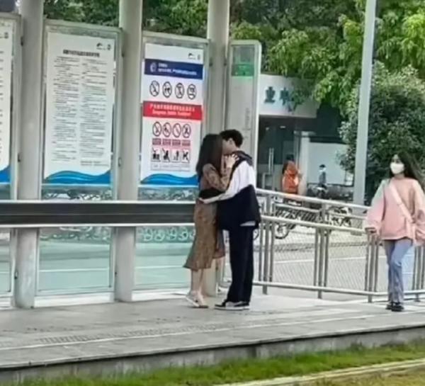 母胎单身没见过接吻并且好奇心极重的一位社牛女性  第1张