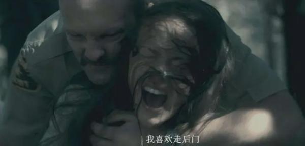一杆长枪直入两扇门，电影《我唾弃你的坟》视频片段  第2张
