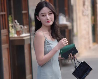 心情不好的女生签名_低下头摸摸自己的影子，也只有你对我不离不弃了。  第1张