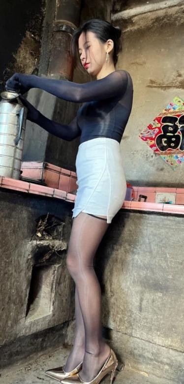 回到农村的丝袜美熟女，干起活来一点也不含糊  第1张