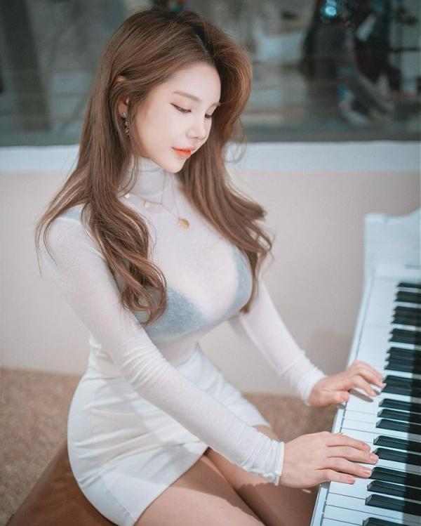 来自韩国的网红妹子Zzyuri 热辣奔放的大车灯衣服都快撑不住了  第12张
