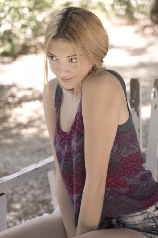 欧美暗黑女艺人Lena Anderson莉娜·安德森 天使面孔魔鬼身材  第5张
